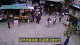 平静的大街突然行人大乱，人们最不愿见的意外发生了