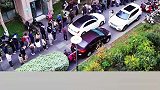 行人排队堵住道路，白车疯狂鸣笛示意礼让无果