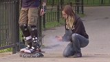 男子鞋子在冒烟，美女见状赶紧拿着灭火器，好想笑！