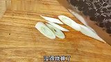 没想到把洋葱加到鸡蛋里，简单做一做，嫩滑美味又下饭