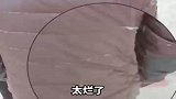 男生看到父亲穿着破旧衣服，与自己轻薄羽绒服形成鲜明对比