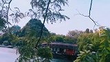 空山不见人，但闻人语响。原是有佳人，在水的一方。