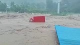 郑州水灾下没啥可以幸免，货车在洪水中也无能为力