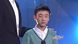 小男孩独唱《传奇》，紧张到开口就破了音，观众用掌声暖心鼓励