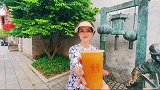 青瓦白墙边，红灯绿树下