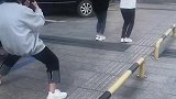 小姐姐拍视频现场！两个小哥哥在对面静静的看！