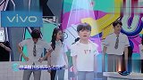 嘉宾们后场休息，谢娜玩手机何炅对台本，谁注意到尤长靖在干嘛？