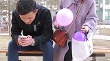 小夫妻玩扎气球游戏，没想老婆在气球里装满了水