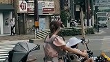 日本妇女的出行方式，简单的自行车带着孩子，大部分都是家庭妇女