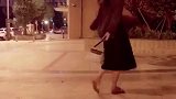 天凉了，本宫的衣服你们拿去披上