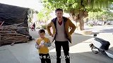 嘉宏哥消失了几个月，今天终于回来团圆了，一家人吃海鲜真热闹