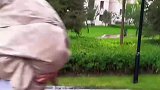 男生下雨天把外套给狗狗穿，还细心抱着它