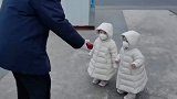 偶然遇到老爷爷，爷爷放着音乐逗宝宝