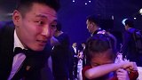 上海小女孩错失最佳球迷奖痛哭 武球王暖心安慰送球衣