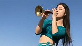 美女唢呐吹奏酒醉的蝴蝶，独特的曲调，醉人又醉心！