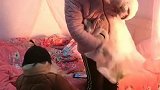 怀孕妈妈买了点生活用品，小朋友在旁边非常高，母亲真不容易