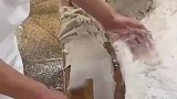 店员分工制作鱼册，网友见状议论纷纷