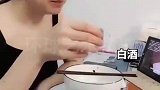 丈夫陪内蒙老婆小酌一杯，老婆看到丈夫的行为一脸嫌弃！