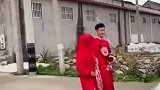 看着样子伴郎甚至比新郎还高兴