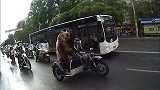 战斗民族的日常，骑着摩托车带着棕熊，棕熊坐在车上玩战斗民族的
