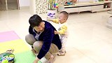 小孔宝和姥姥玩躲猫猫了，这边躲了那边躲，最后蹲了个腚瓜子