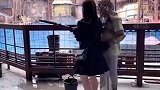 女子用水喷工作人员，没想到被工作人员反泼，“滴水之恩当涌泉相报”