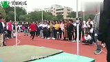 爆笑：学校女生跳高慢动作回放，姑娘这一跳迷倒全校男生