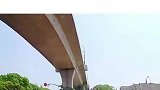 小车闯红灯差点撞前车，一个急转弯化险为夷