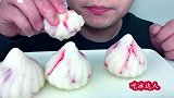 吃冰冻草莓果粒酸奶包子冰，听不一样的咀嚼音！