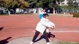 高三女子实心球第一，柔韧度配上腰腹好似一张弓