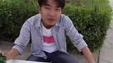 10秒吃完一根苦瓜，奖励一辆车，没想来个小学生7秒吃完