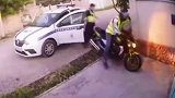 男子被警察追到家门口 不慌不忙打开门警察吓得撒腿就跑