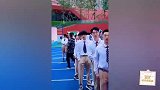 丁程鑫穿着校服回校参加成人礼，在操场上等待上场，少年感满满~