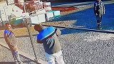 监控拍下尴尬场面