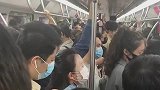 女生敷着面膜乘坐地铁，周围乘客一脸淡定
