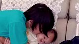 十六岁小姨抱着6个月大的宝宝狂亲不止