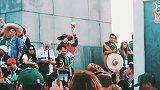 前方直击：墨西哥球迷环绕列宁铜像庆祝 大力神杯高高举起