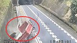 浙江一货车270度甩尾避让小车撞护栏 损失达十万元