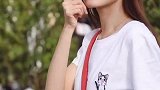 如何评价小姐姐穿搭的紫色袜子是个性还是出戏