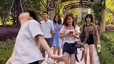 男子的手机铃声太独特，配合夸张的演技，把后面人都吓坏了