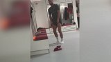 穆斯塔菲撸起裤管慢慢摇 一看就是社会人！