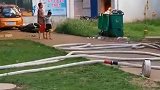 精神病男子纵火持刀劫持6岁儿子 消防员1秒飞奔救人被砍3刀