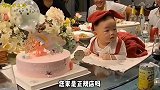 搞笑配音：这是什么菜，应该挺贵的吧，一般人还真不敢点！