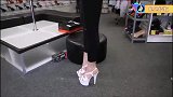 小姐姐穿纯白色的鱼嘴高跟凉鞋各种展示，玉足美腿火辣身姿！