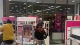 一男一女在超市抢购，店员见状也不阻拦