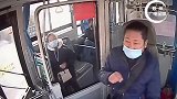他忍痛坚持着，守护了一车人的安全，但自己倒下却再也没有起来。致敬，送别…  公交车司机 公交车