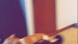 一名女子拍下宠物猫埋伏在墙角，偷走男主人帽子