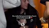 亚马尔直播中抱起女友晃动，结果被女友打脸