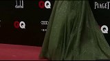 智族GQ年度人物盛典红毯与采访，杨子姗黛绿色纱质微闪长裙