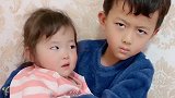 妈妈把妹妹教训哭了跑到哥哥怀里撒娇，哥哥转脸就教训妈妈